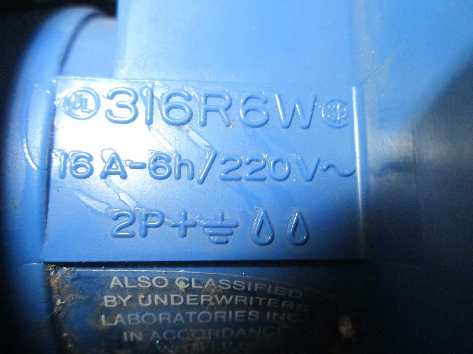 Hubbell Receptacle 316R6W 16A 240VAC 2P 3W Watertight Used