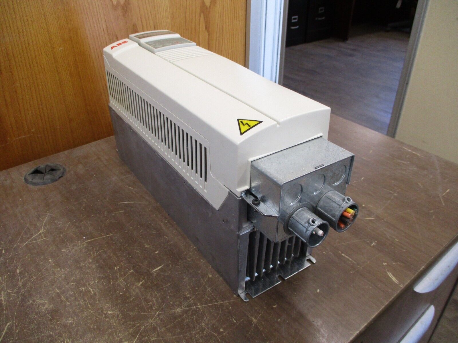ABB ACH401 AC Drive ACH401600932 10HP 3Ph w/ Keypad *Broken Cover Mount* Used