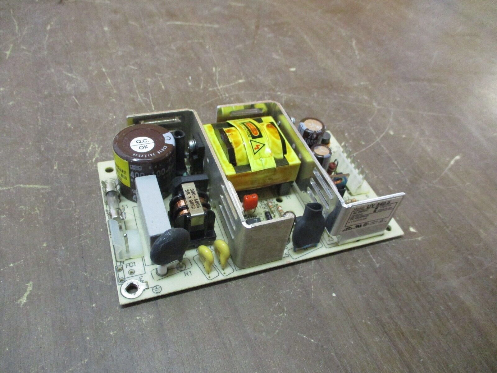 Tri-Mag Power Supply UV 440-5 Input: 115VAC/1A, 230VAC/0.6A Output: 12VDC/3.3A