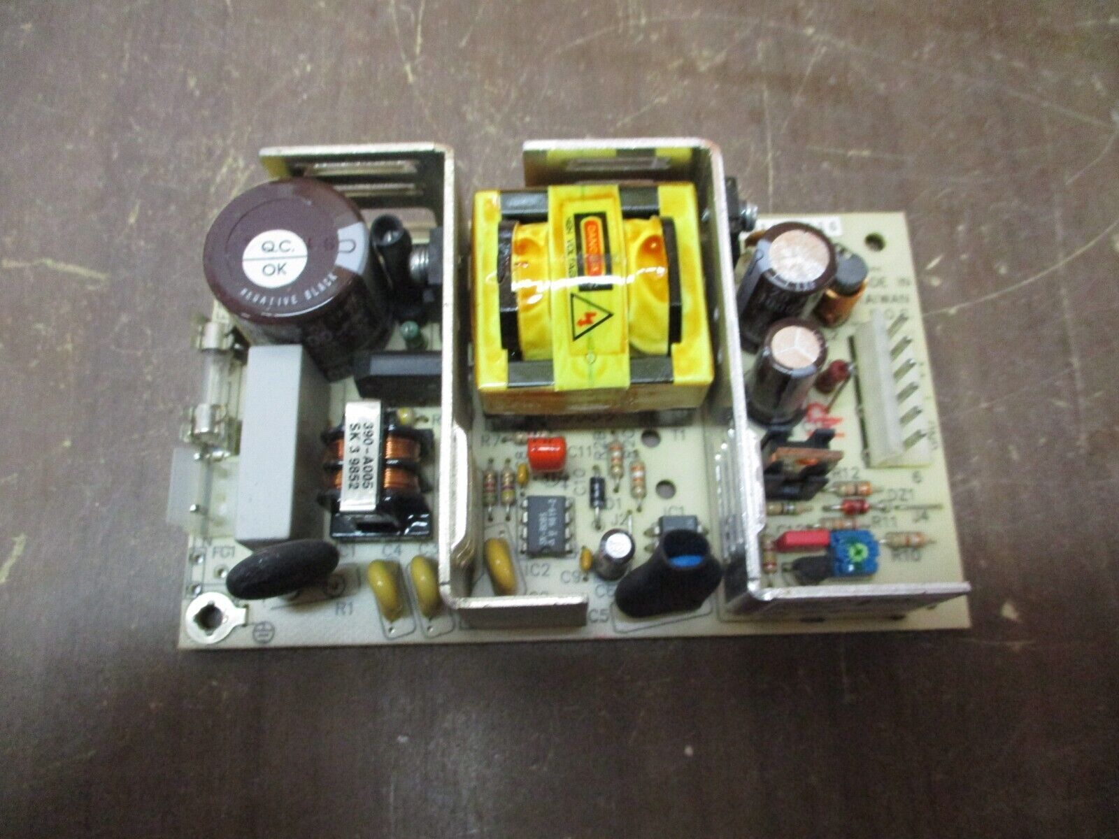 Tri-Mag Power Supply UV 440-5 Input: 115VAC/1A, 230VAC/0.6A Output: 12VDC/3.3A