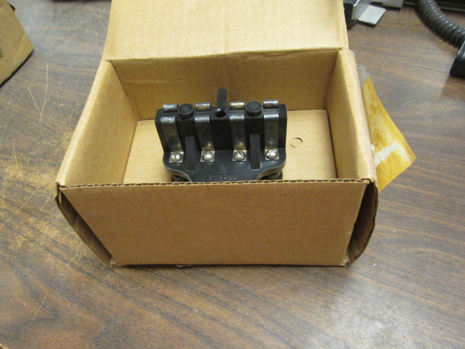 GE Test Plug 6129533G1-QC 4 Poles New Surplus
