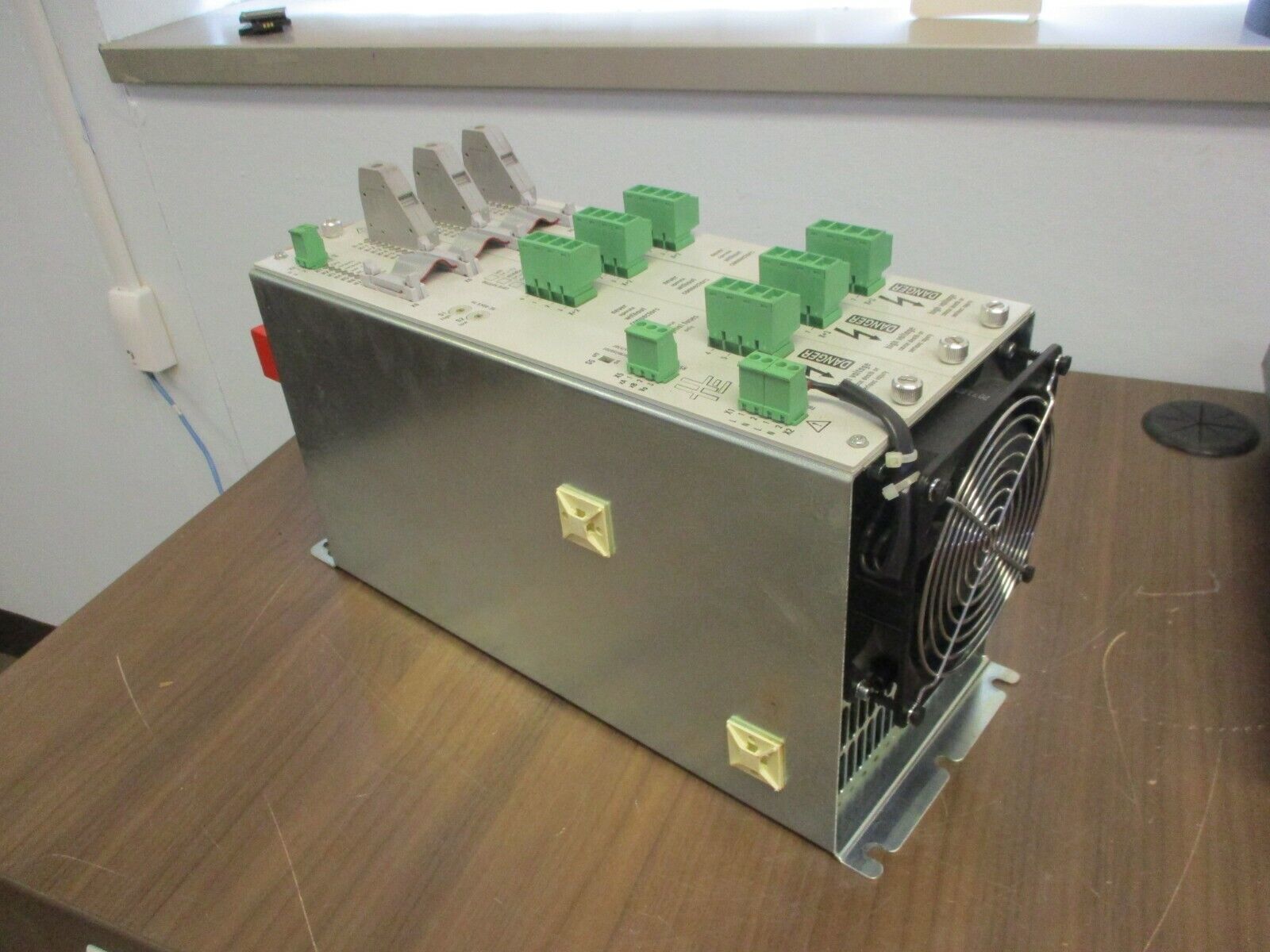 Hetronik PLC Rack w/ Power Supply & (3) Output Cards HC300-HN-480-115 Used