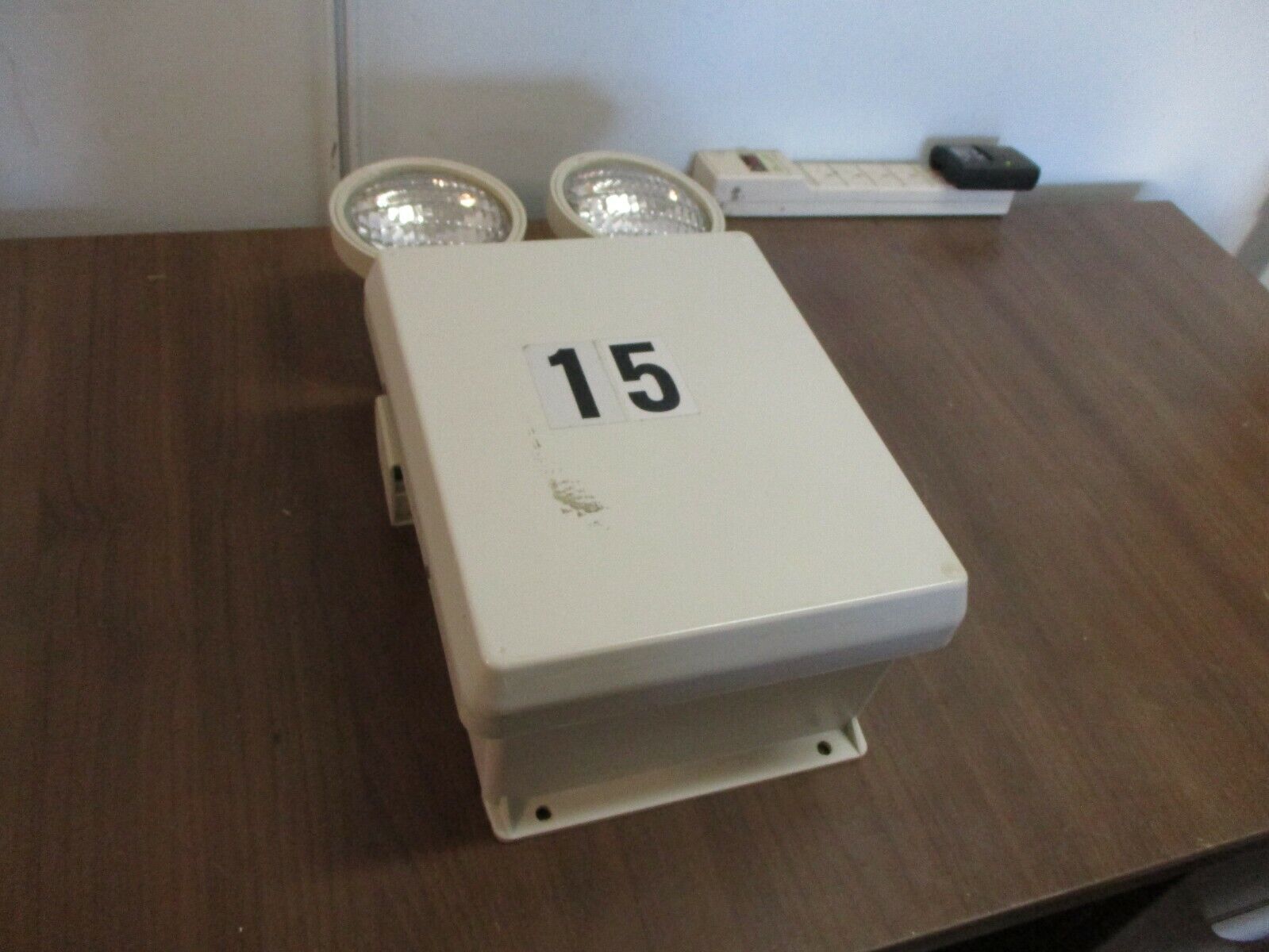 Big Beam Emergency Systems Hazardous Area Emergency Lighting Unit H2SE6S10-8