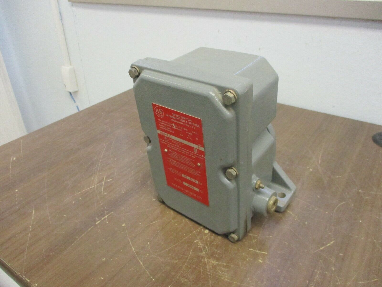 Allen-Bradley Explosion Proof Speed Switch 808-R17 Ser. F Max Speed:2000RPM Used