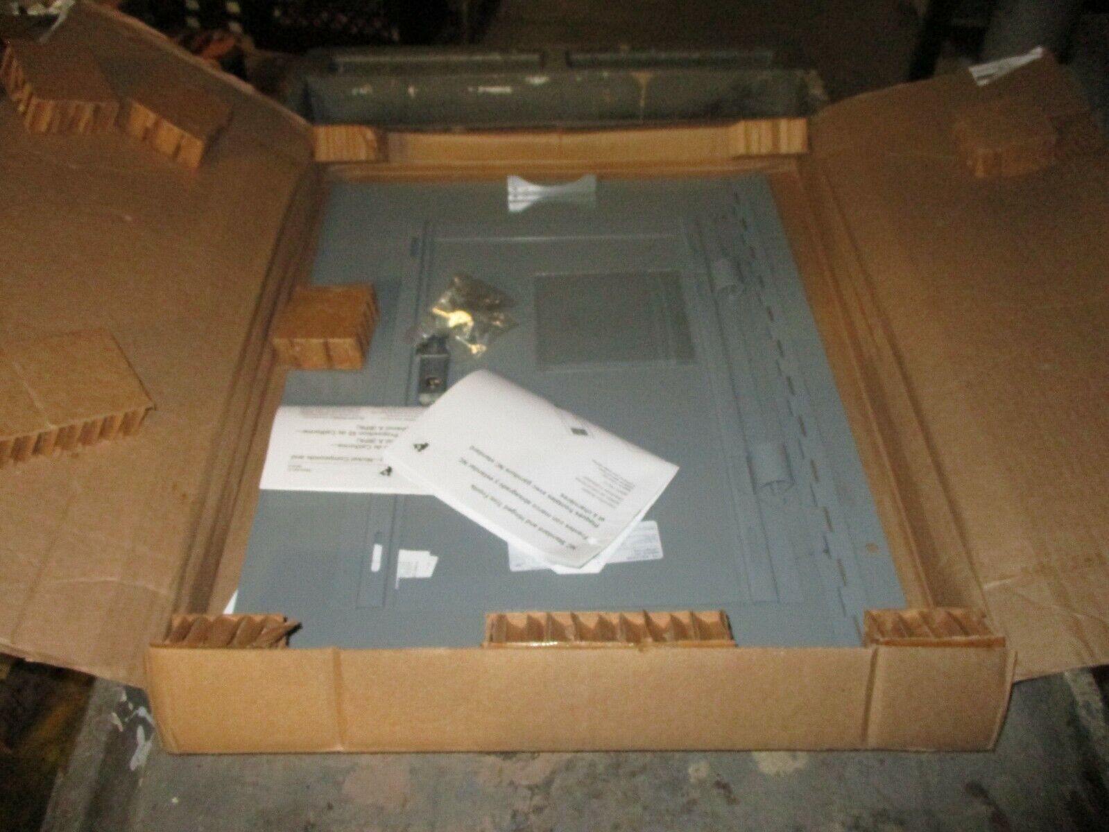 Square D Breaker Panel Interior w/Cover & Box NQ29429265250120001/NC26SHR/MH26BE