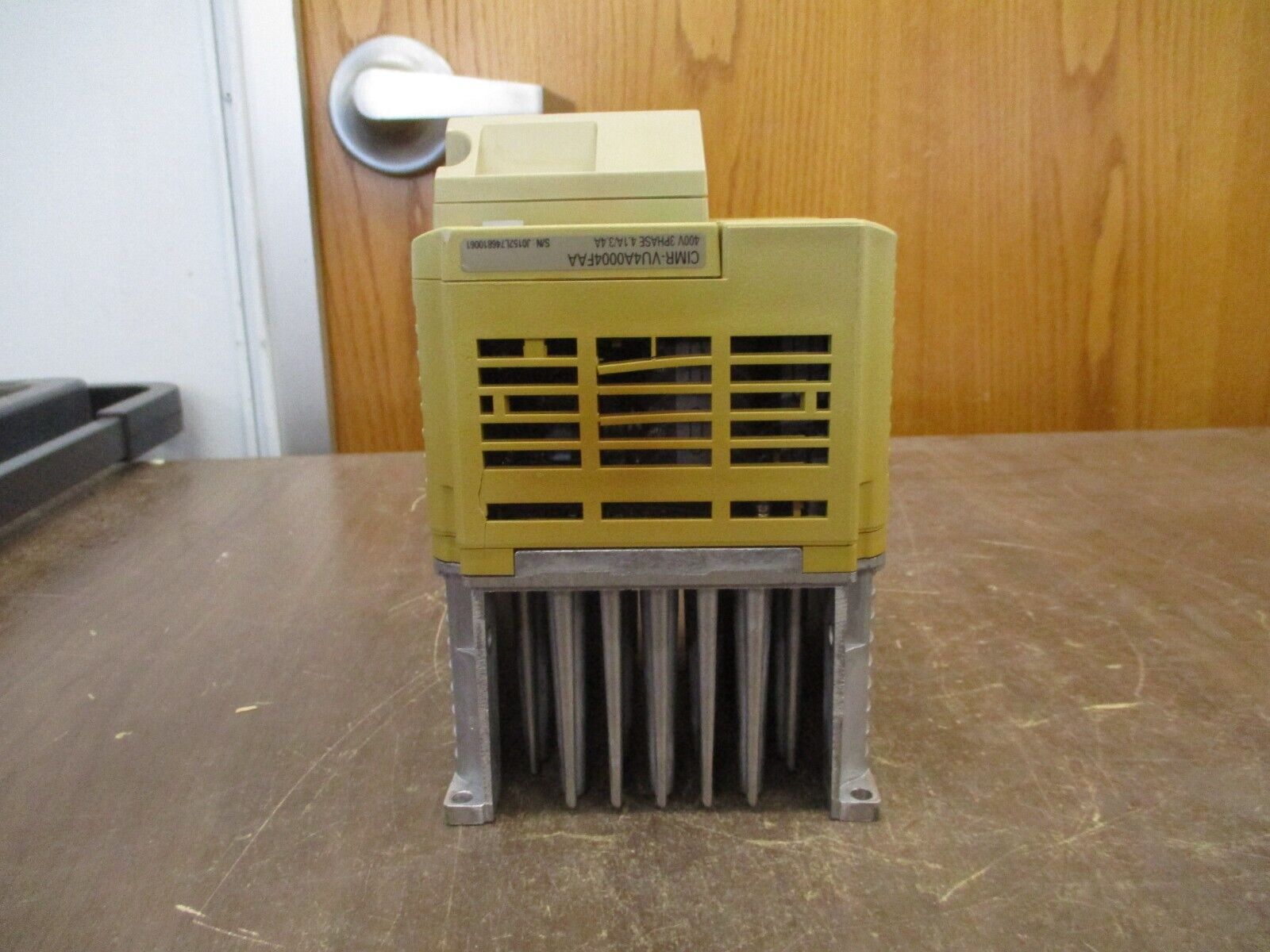Yaskawa V1000 AC Drive CIMR-VU4A0004FAA Rev. C 1HP w/ Keypad *Cracked Casing*