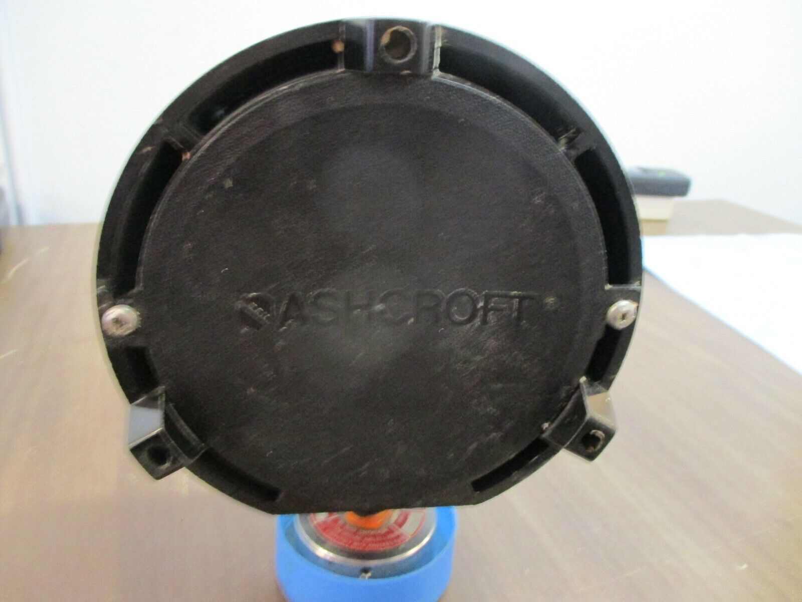 Ashcroft Duragauge Pressure Gauge Q-586 Range: 0-300 PSI Used