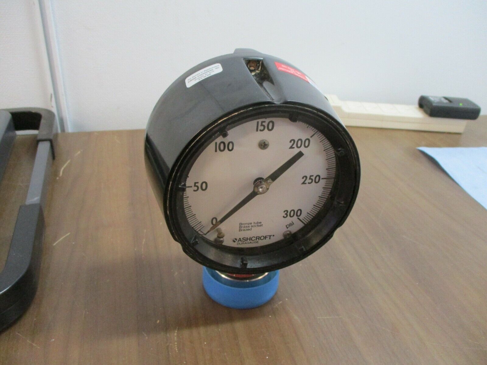 Ashcroft Duragauge Pressure Gauge Q-586 Range: 0-300 PSI Used