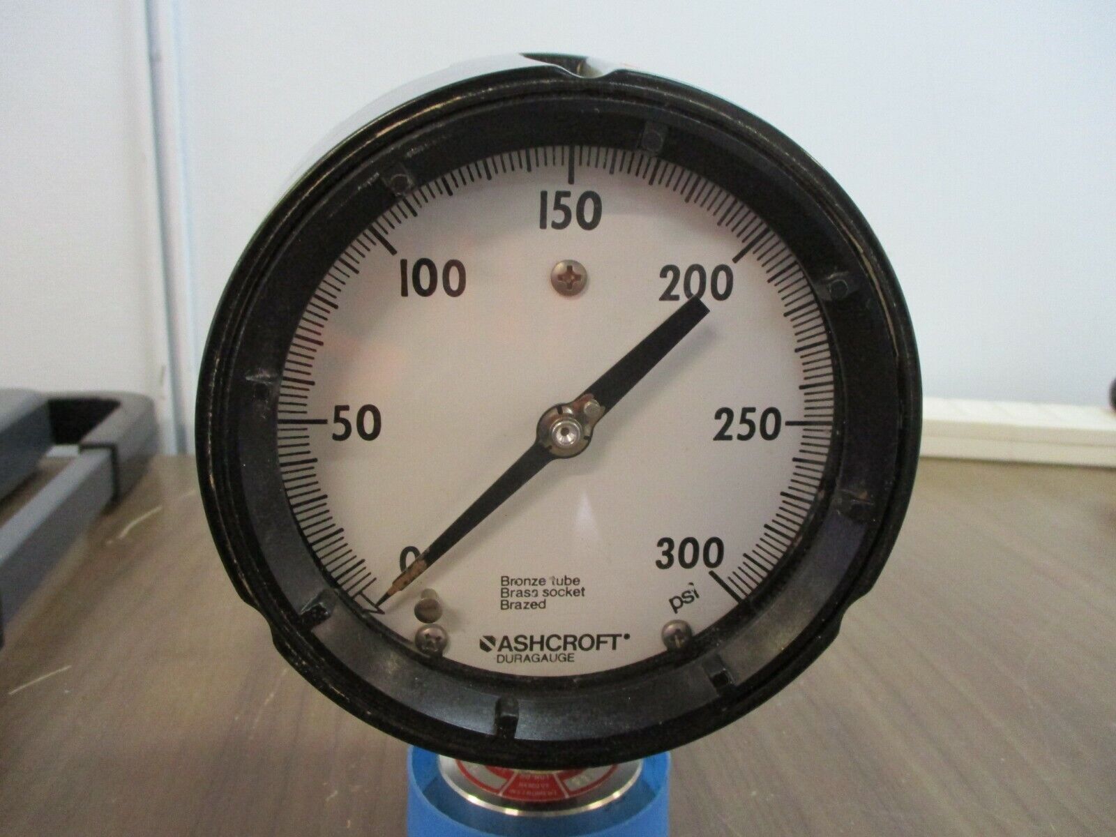 Ashcroft Duragauge Pressure Gauge Q-586 Range: 0-300 PSI Used