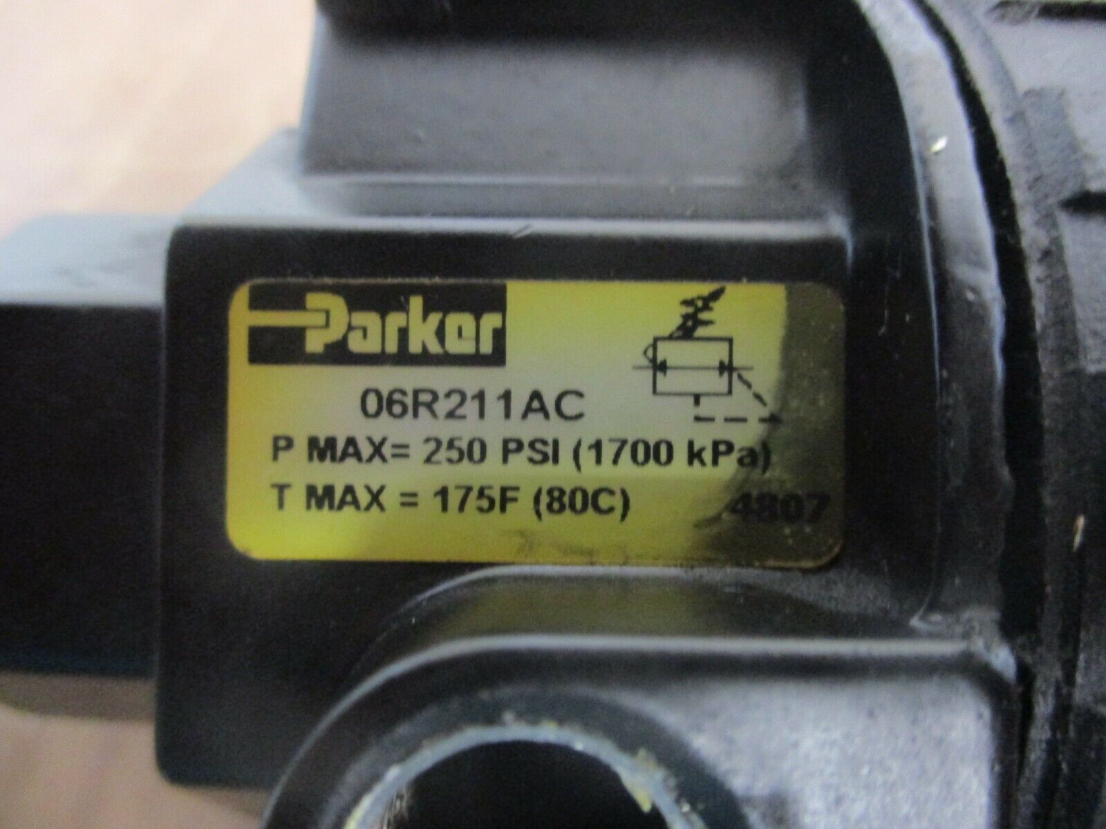 Parker Pneumatic Regulator 06R211AC 250PSI Max 175°F Max Used