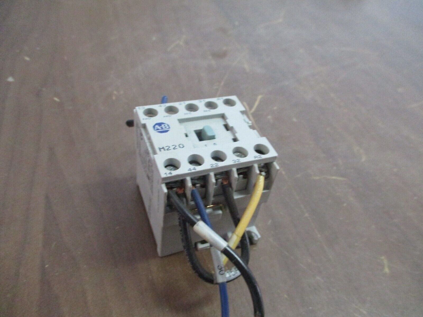 Allen-Bradley Control Relay 700-M220* Ser. A 12A@300V 5A@600V Used
