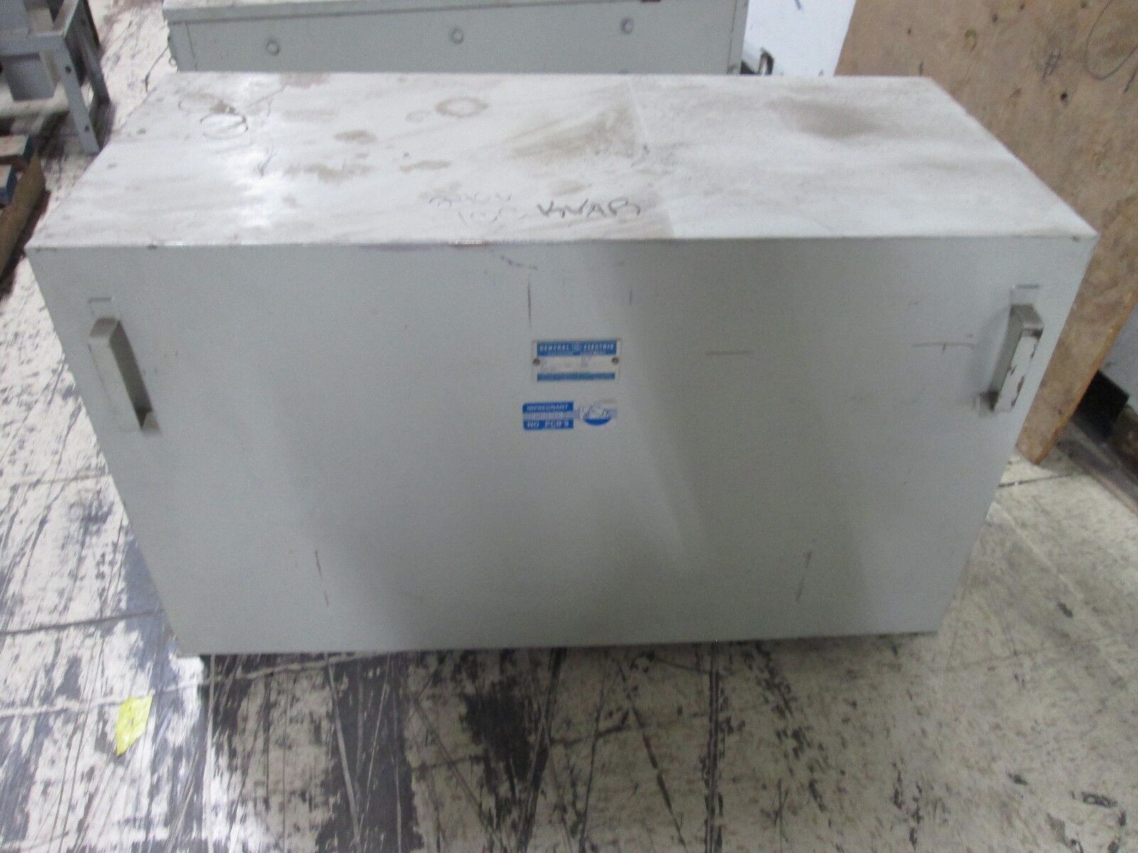 GE Capacitor 37F656G10 100 KVAR 240V 60Hz 3Ph Used