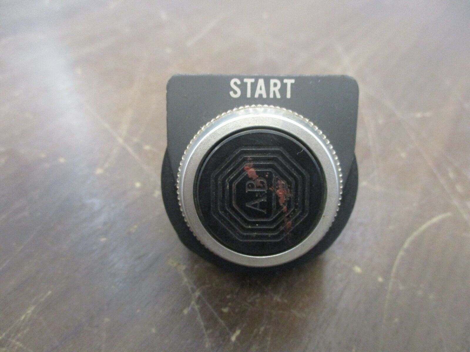 Allen-Bradley Flush Head Push Button 800T-A2D1 Black Used