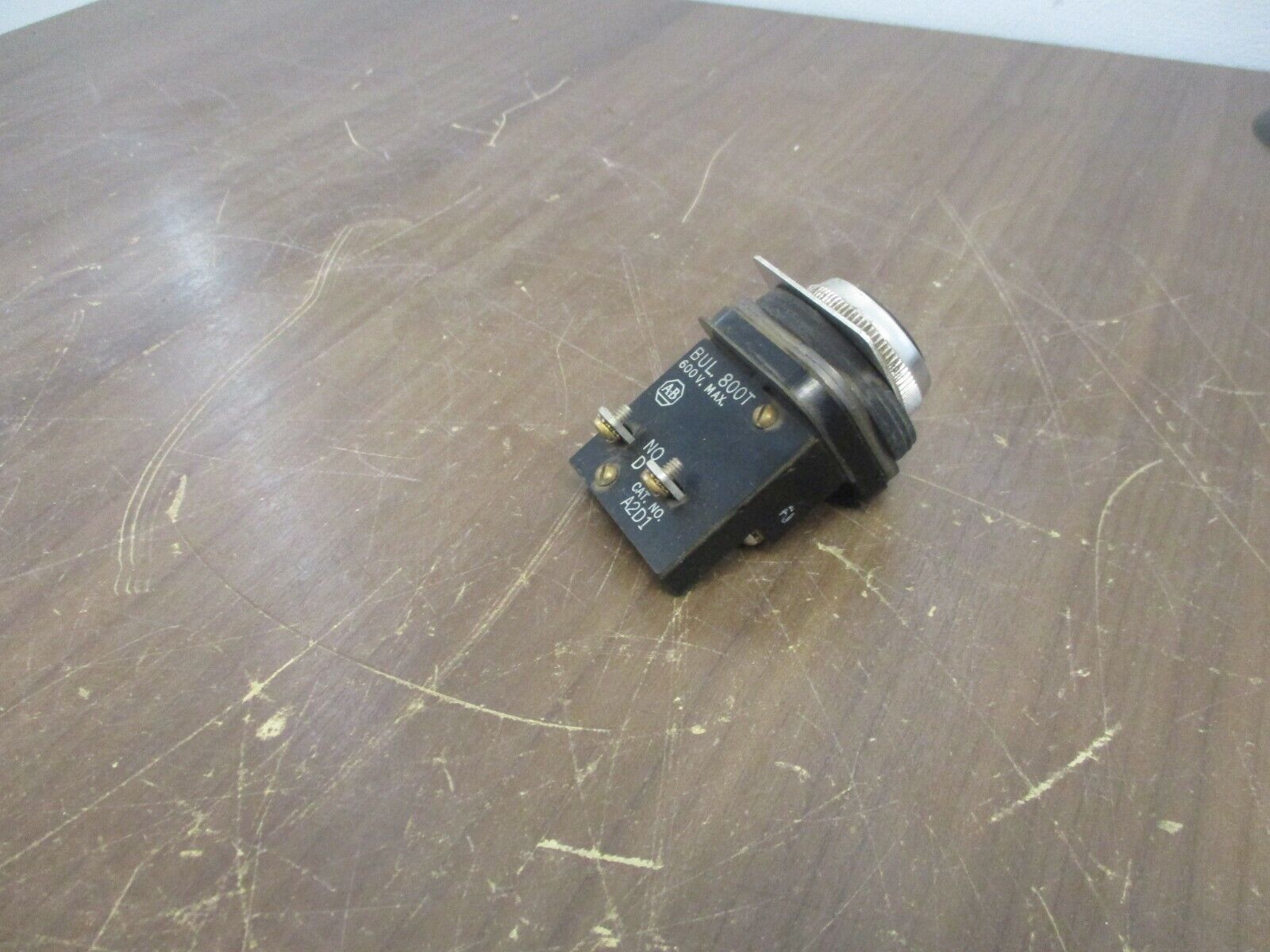 Allen-Bradley Flush Head Push Button 800T-A2D1 Black Used