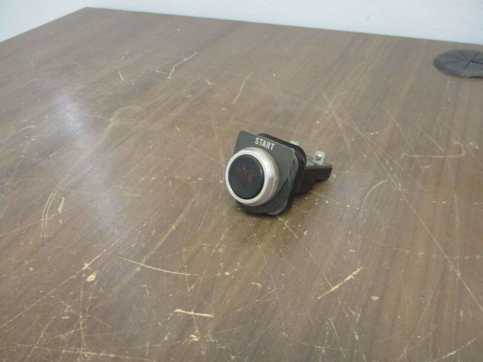 Allen-Bradley Flush Head Push Button 800T-A2D1 Black Used