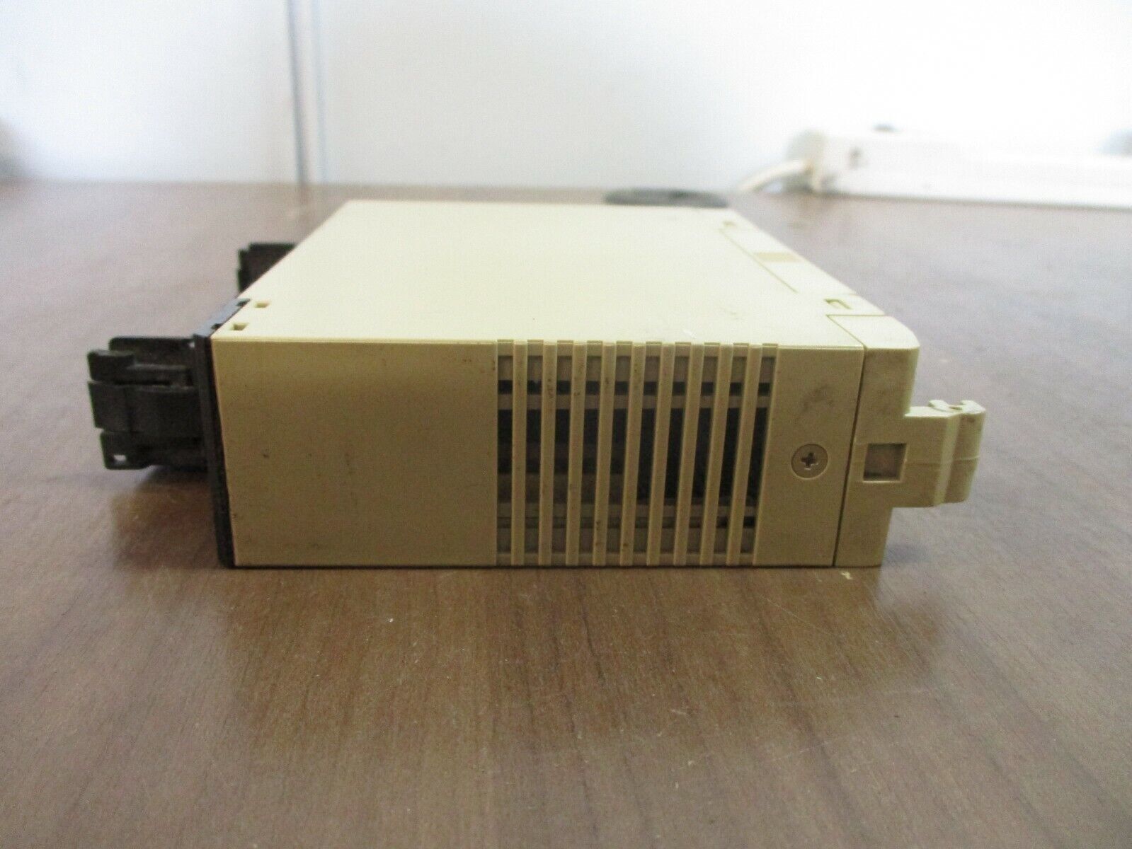 Omron Output Unit C200H-OC225 250VAC 24VDC *Missing Terminal Cover* Used