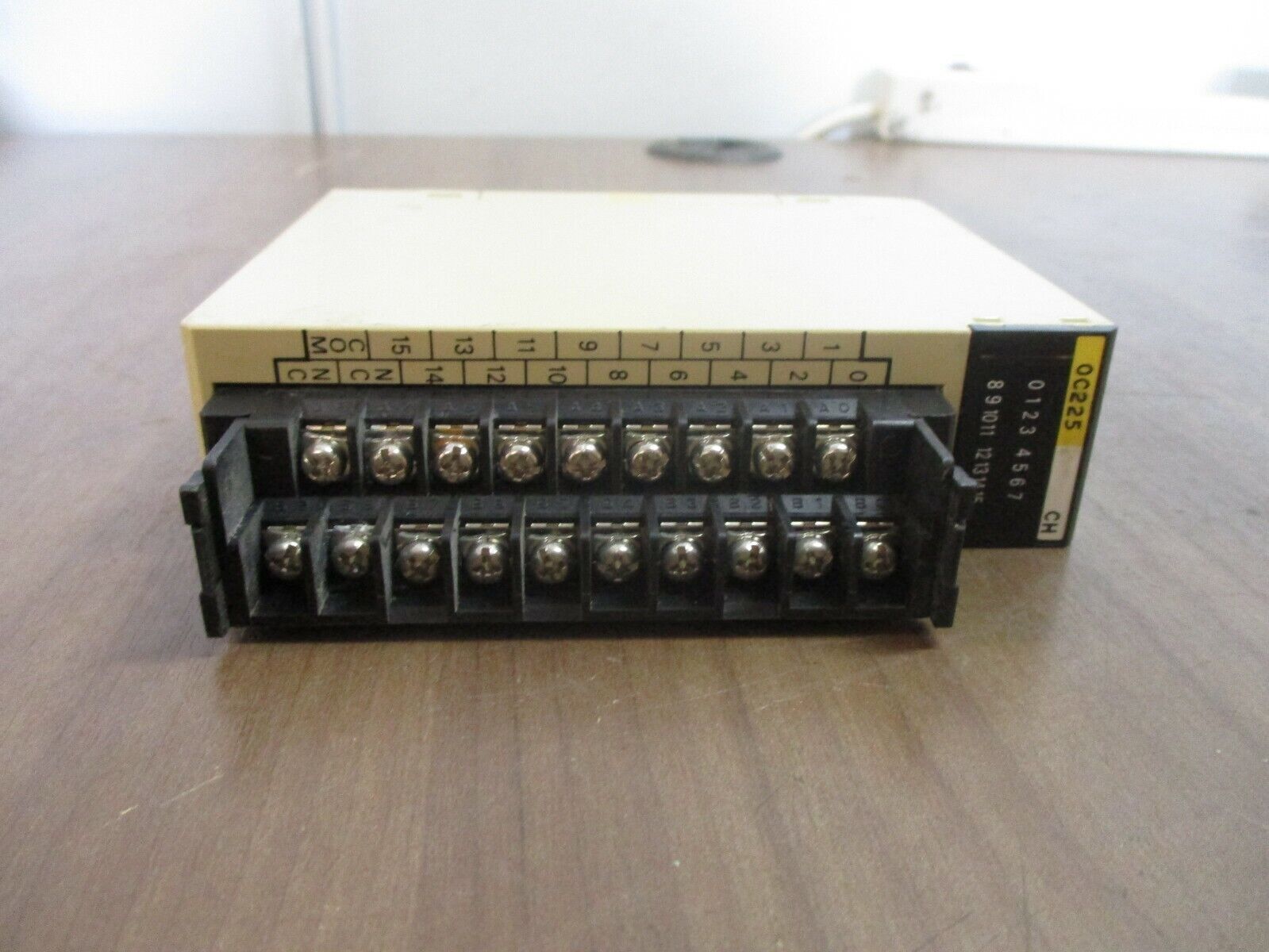 Omron Output Unit C200H-OC225 250VAC 24VDC *Missing Terminal Cover* Used