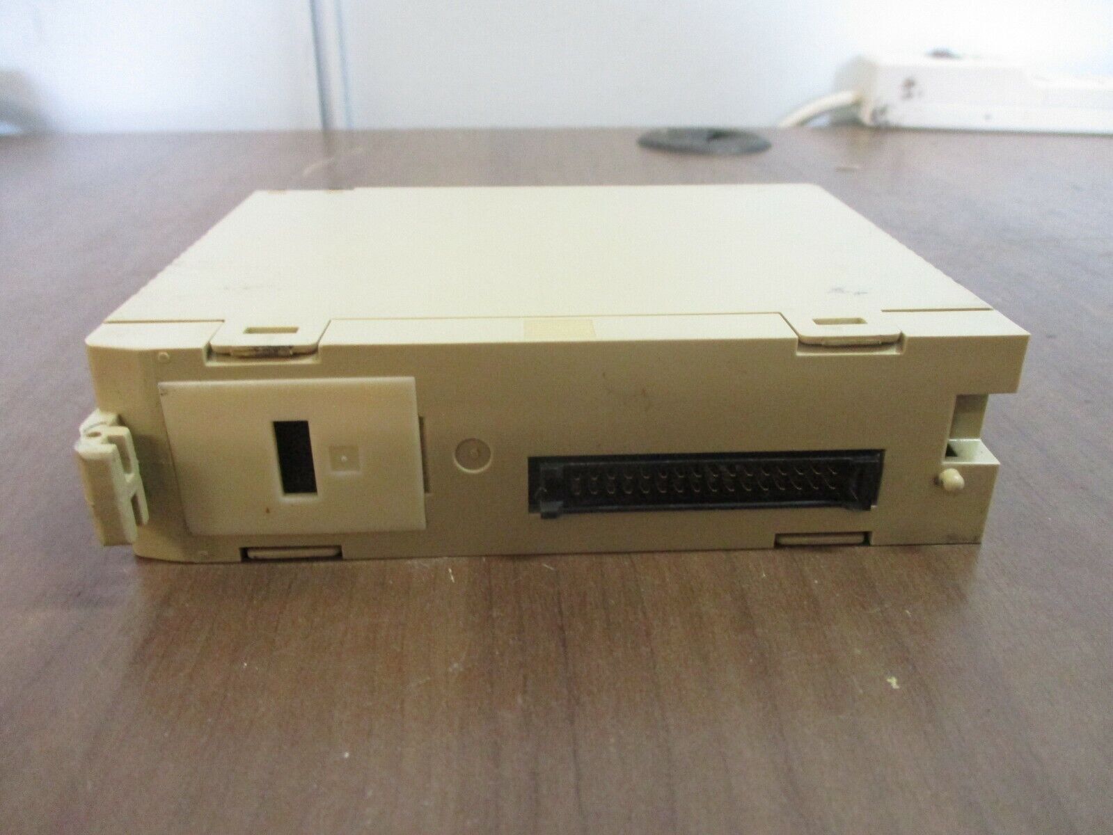 Omron Output Unit C200H-OC225 250VAC 24VDC *Missing Terminal Cover* Used