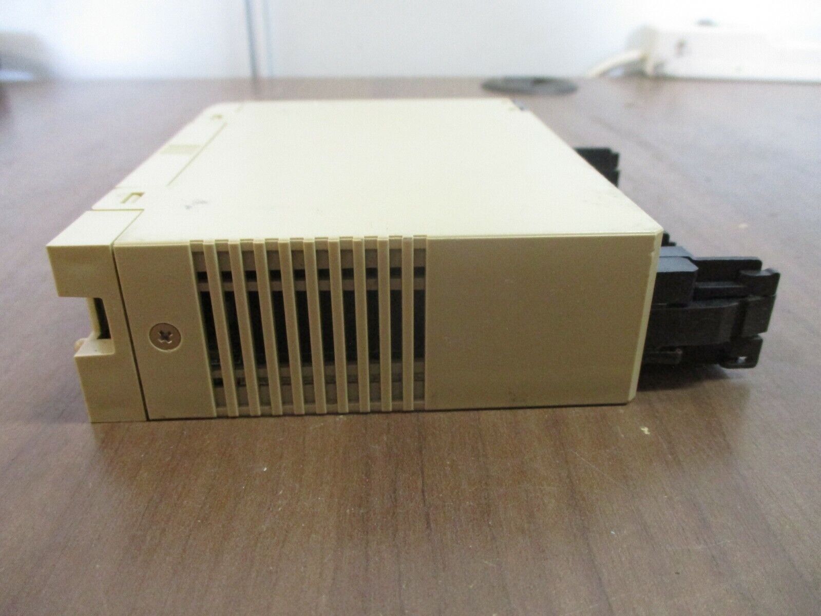 Omron Output Unit C200H-OC225 250VAC 24VDC *Missing Terminal Cover* Used