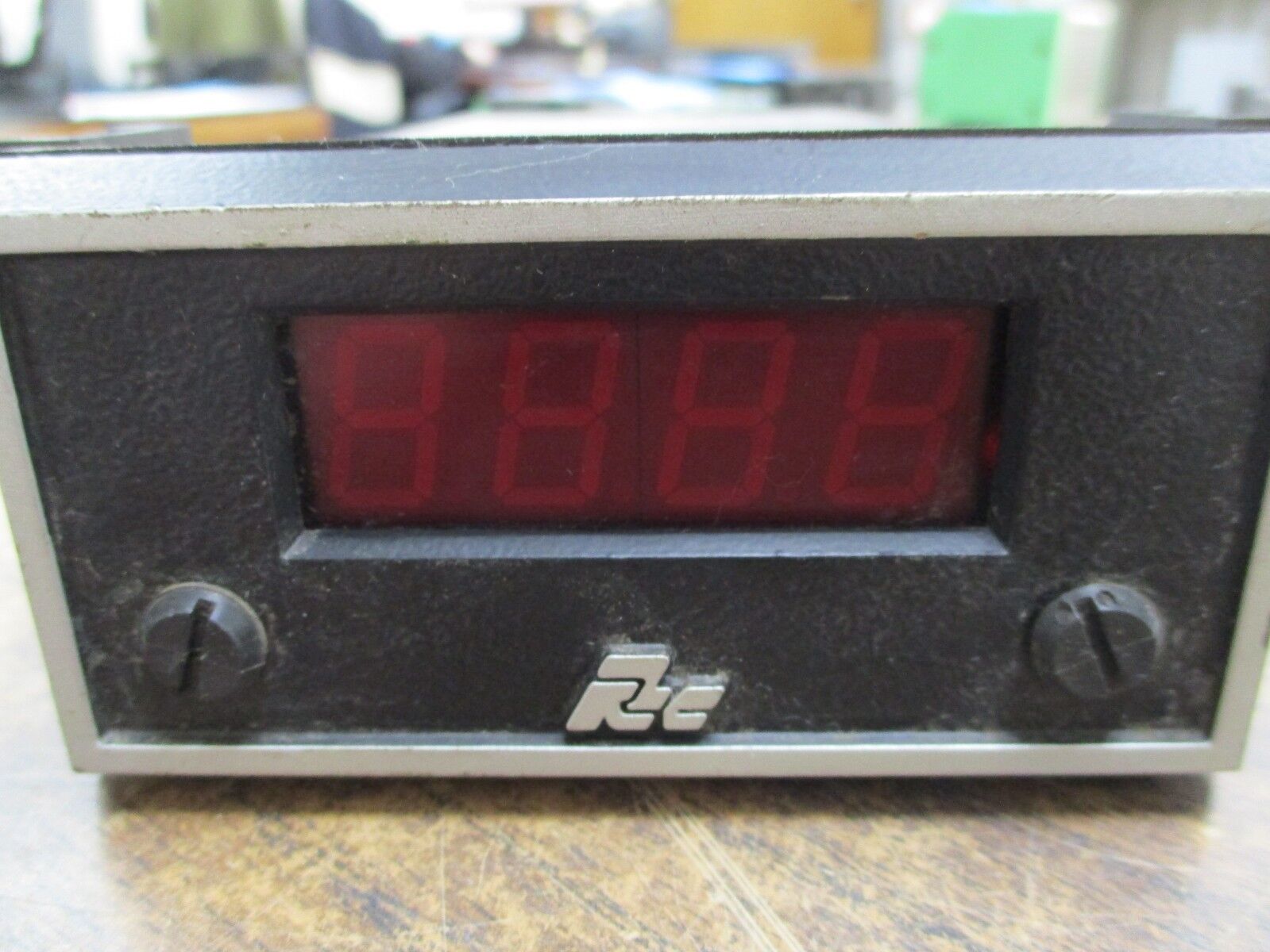 Red Lion Controls Model APLCL Digital Panel Meter APLCL400 115VAC 50/60Hz Used