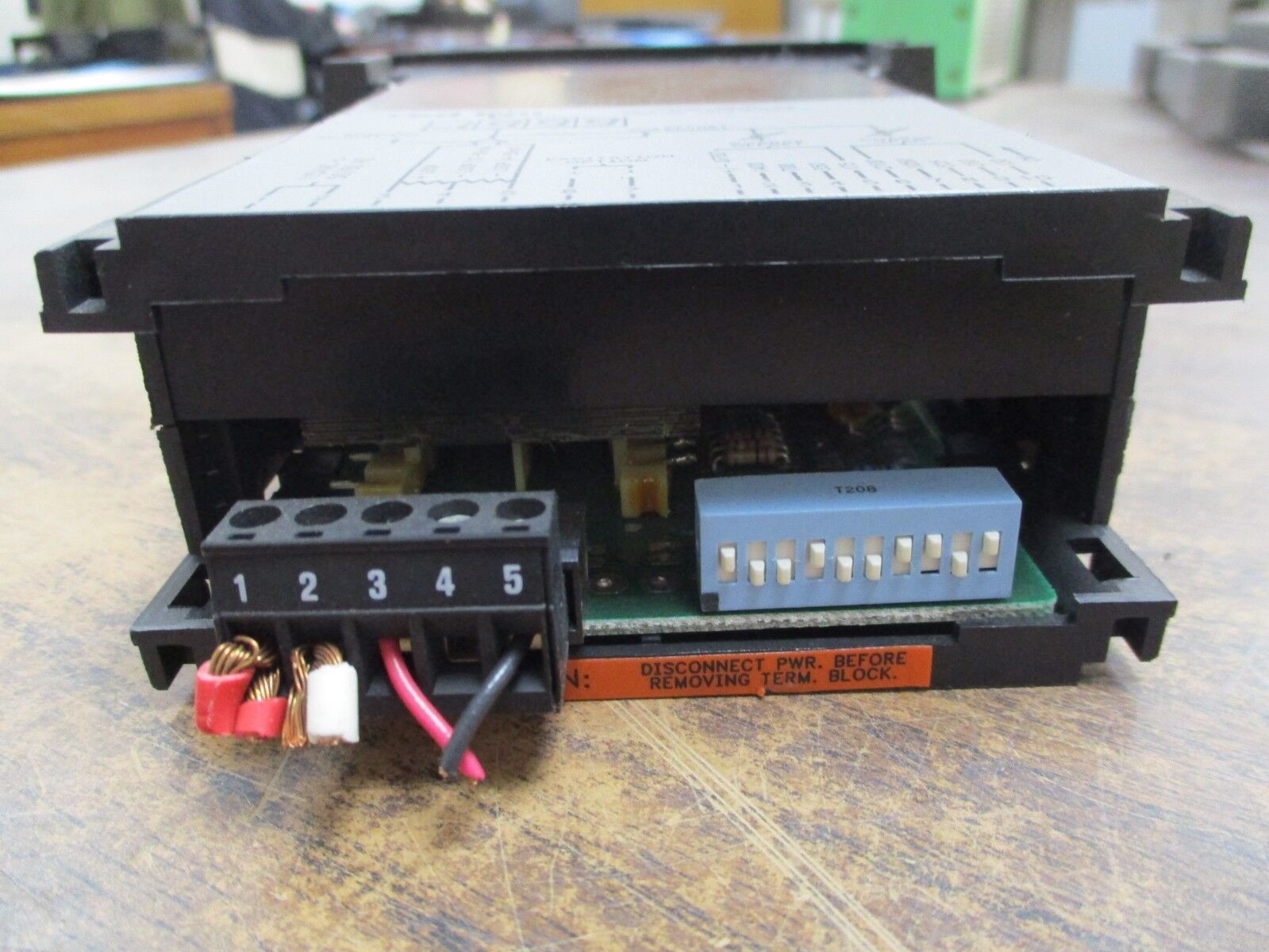 Red Lion Controls Model APLCL Digital Panel Meter APLCL400 115VAC 50/60Hz Used