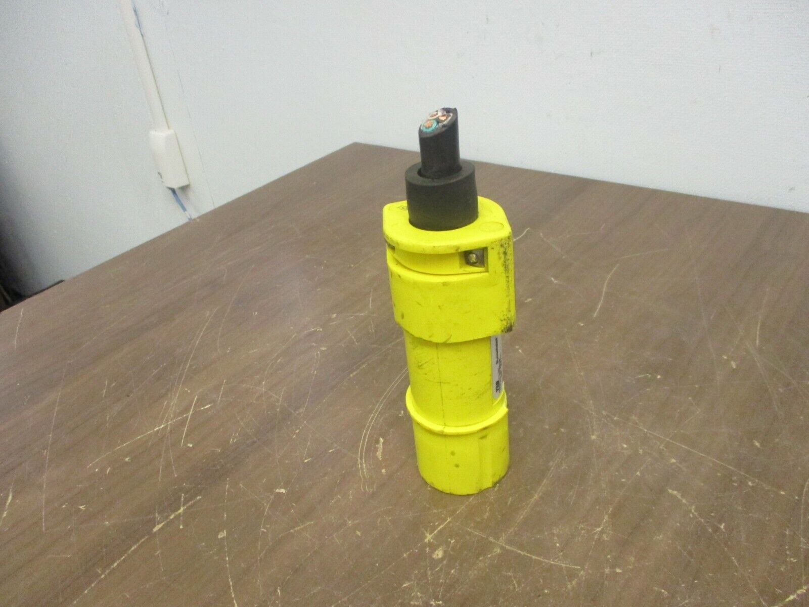 Thomas & Betts Russellstoll Plug 9P33U0 30A 600V Used *No Bushing* Chipped Edge