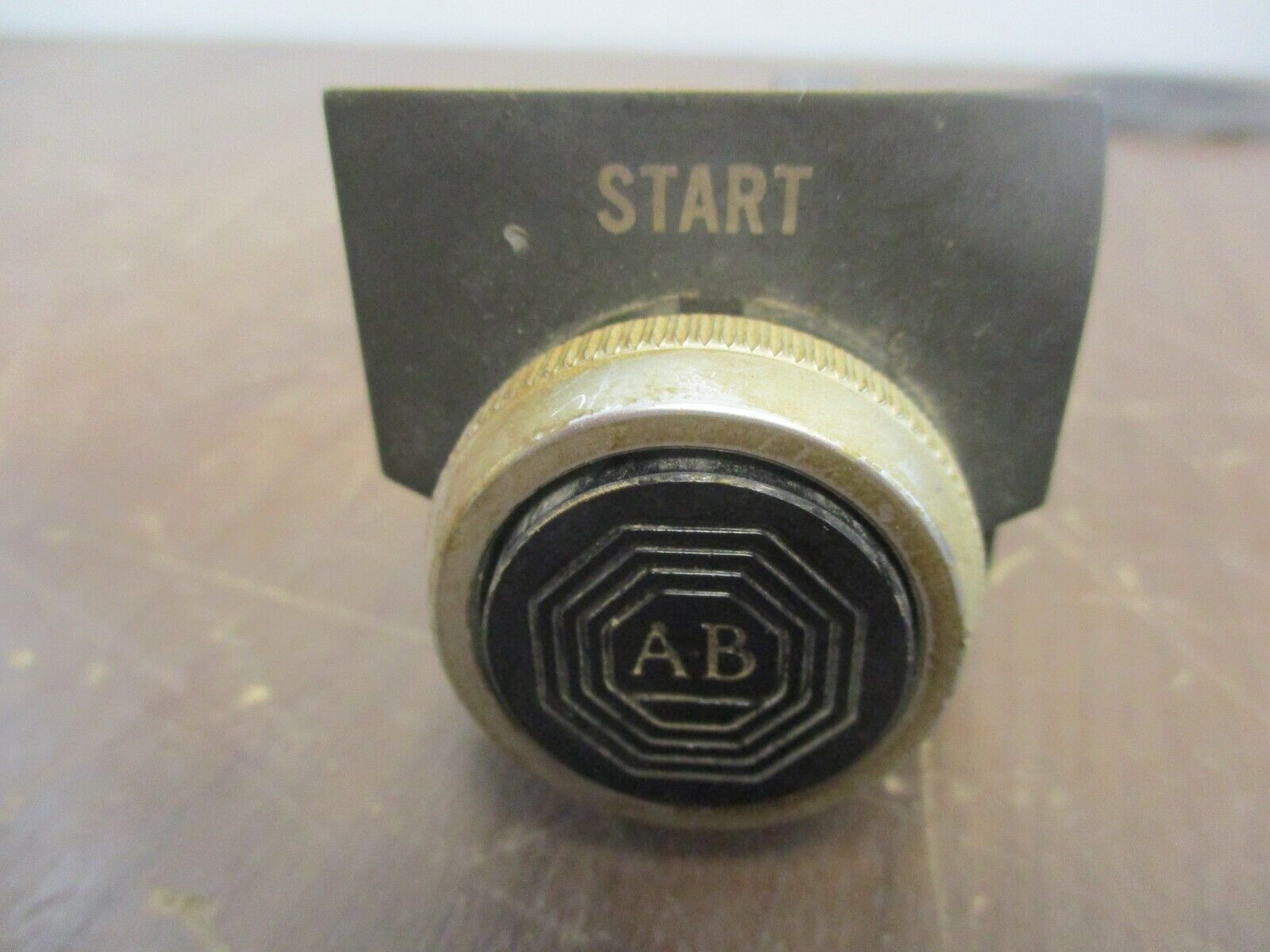 Allen-Bradley Flush Head Push Button 800T-A2A Black Used