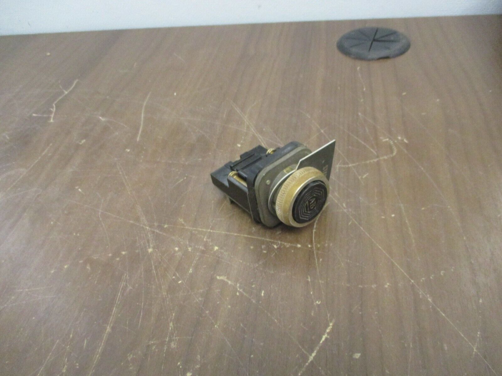Allen-Bradley Flush Head Push Button 800T-A2A Black Used