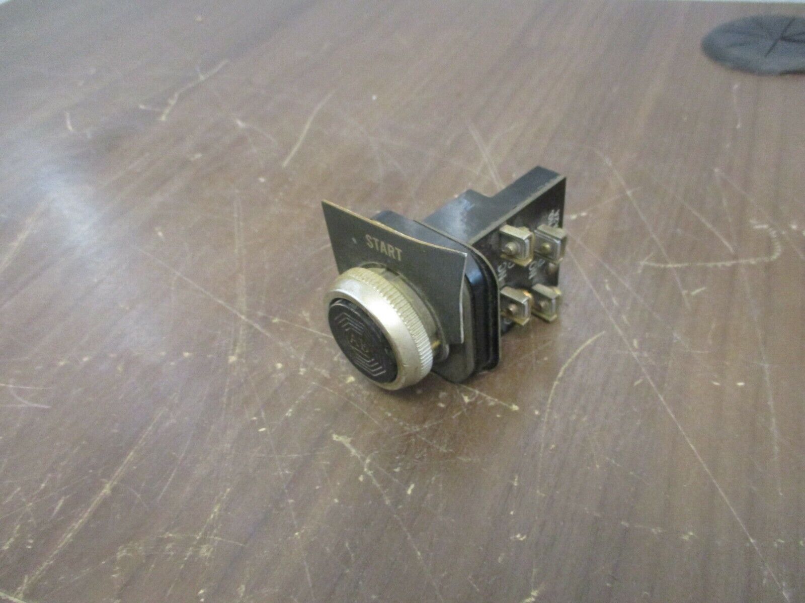 Allen-Bradley Flush Head Push Button 800T-A2A Black Used
