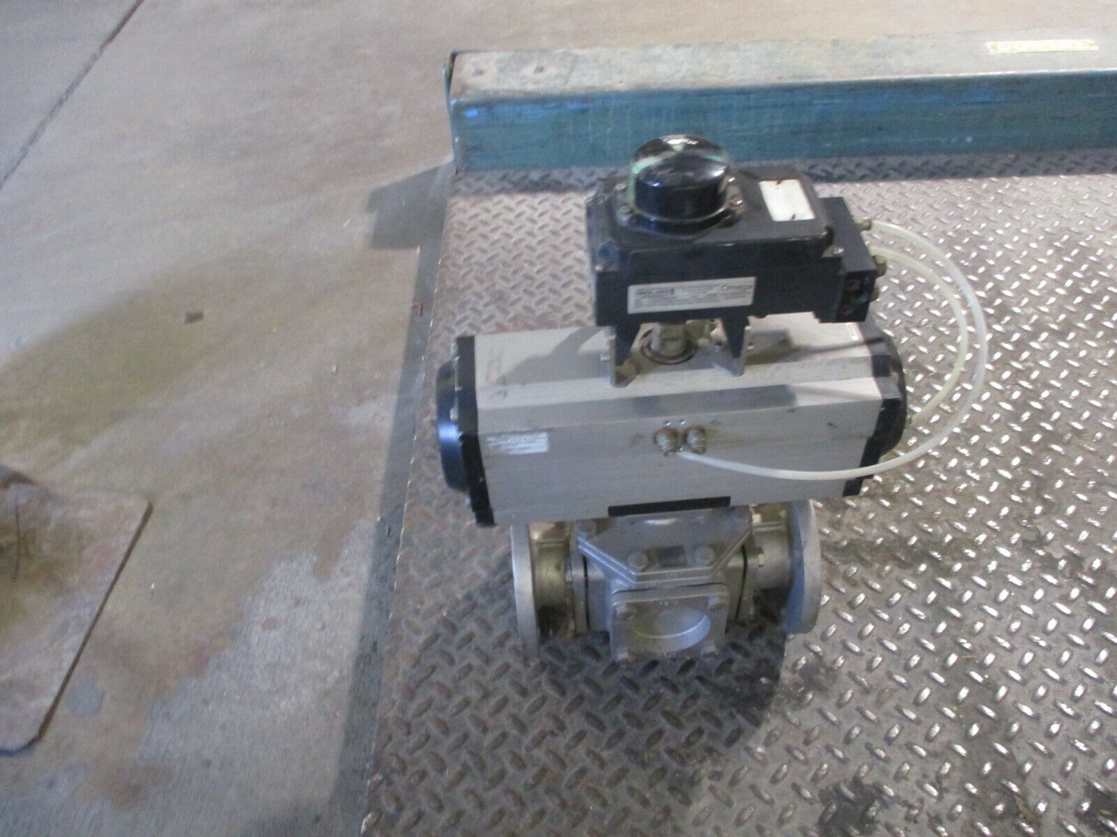 Bi-Torq Actuated Valve w/ Positioner UT41DA180 Size: 3" Used *Some Shelf Wear*