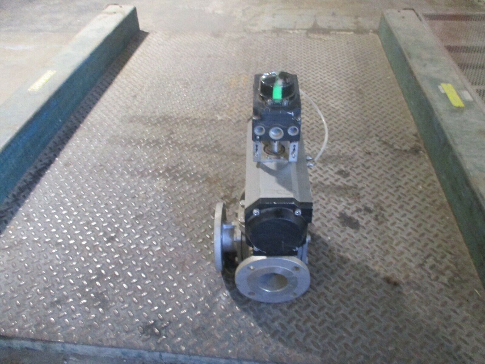Bi-Torq Actuated Valve w/ Positioner UT41DA180 Size: 3" Used *Some Shelf Wear*