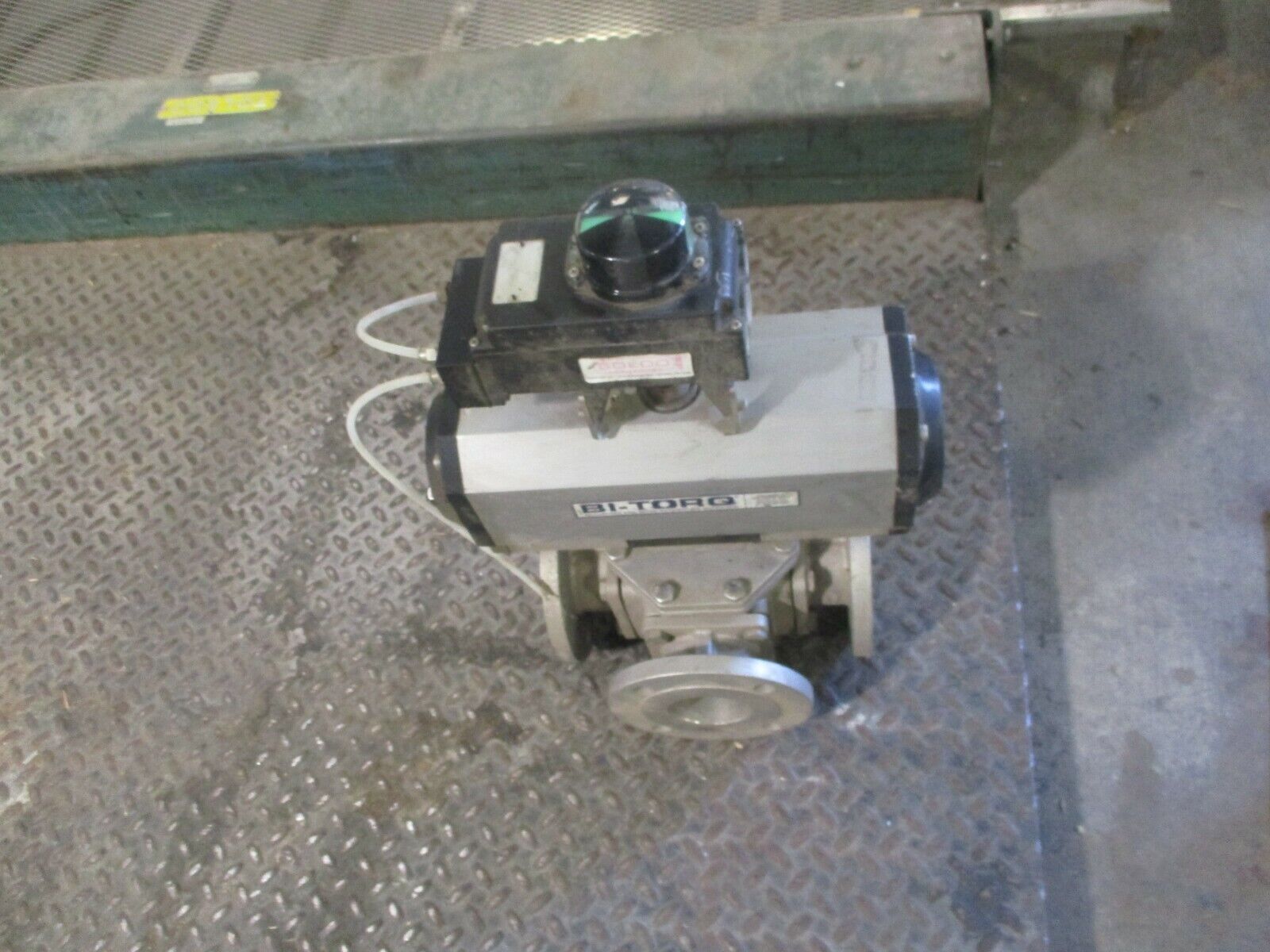 Bi-Torq Actuated Valve w/ Positioner UT41DA180 Size: 3" Used *Some Shelf Wear*