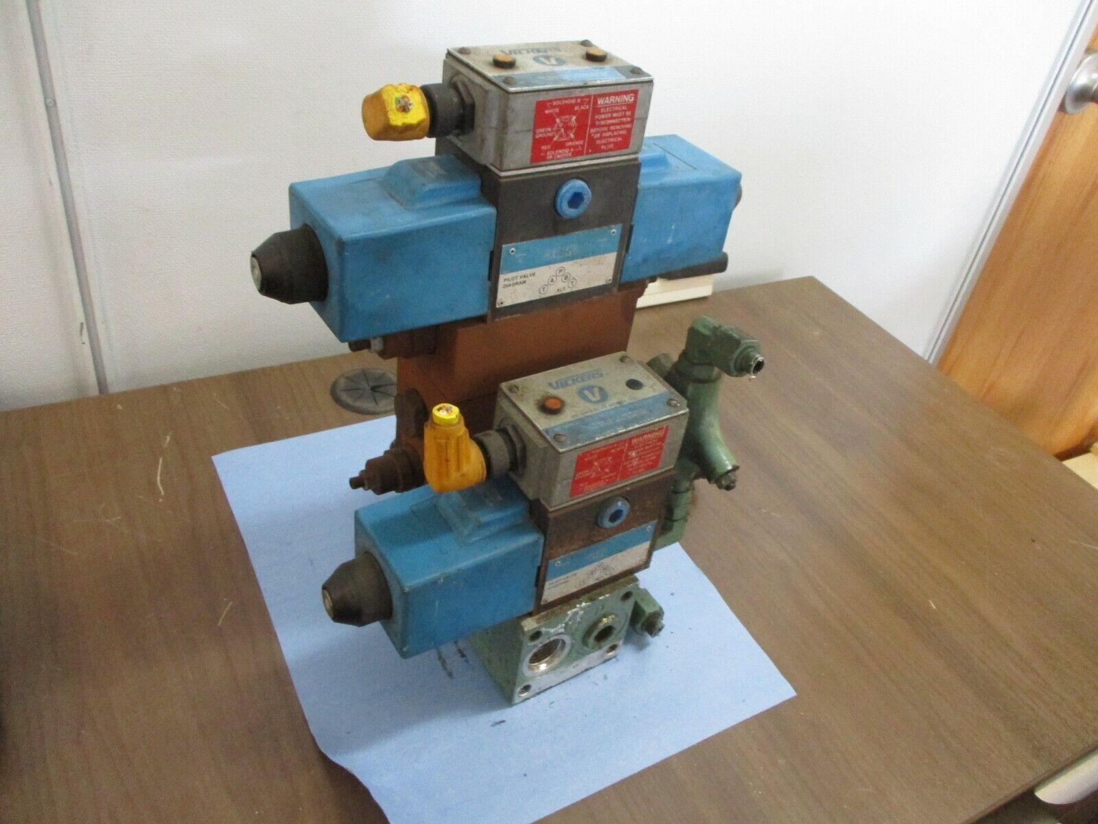 Vickers Pilot Valve Assembly PA5DG4S4LW-012C-H-60-S471 (2) Pilot Valves Used