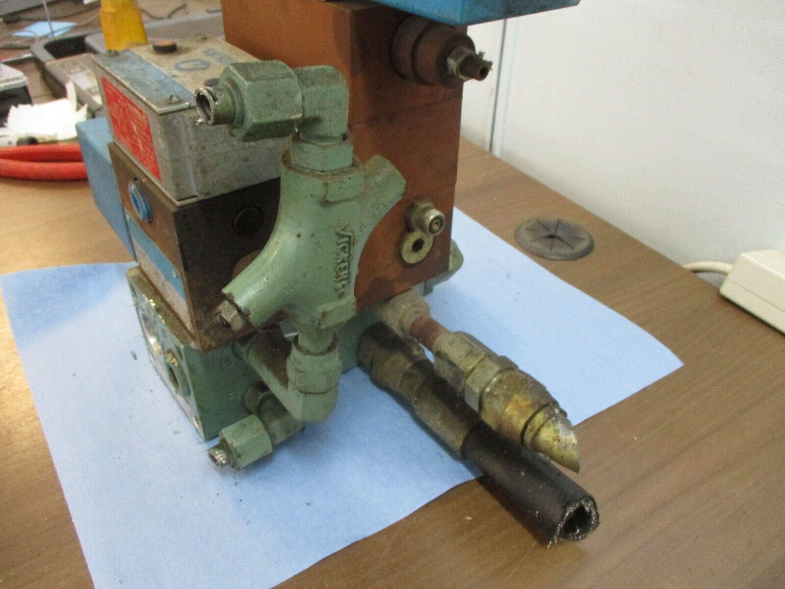 Vickers Pilot Valve Assembly PA5DG4S4LW-012C-H-60-S471 (2) Pilot Valves Used