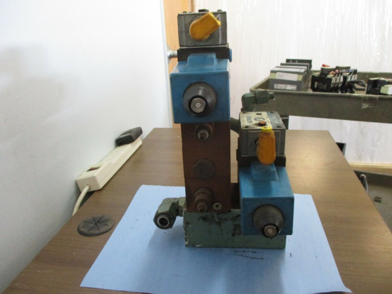 Vickers Pilot Valve Assembly PA5DG4S4LW-012C-H-60-S471 (2) Pilot Valves Used