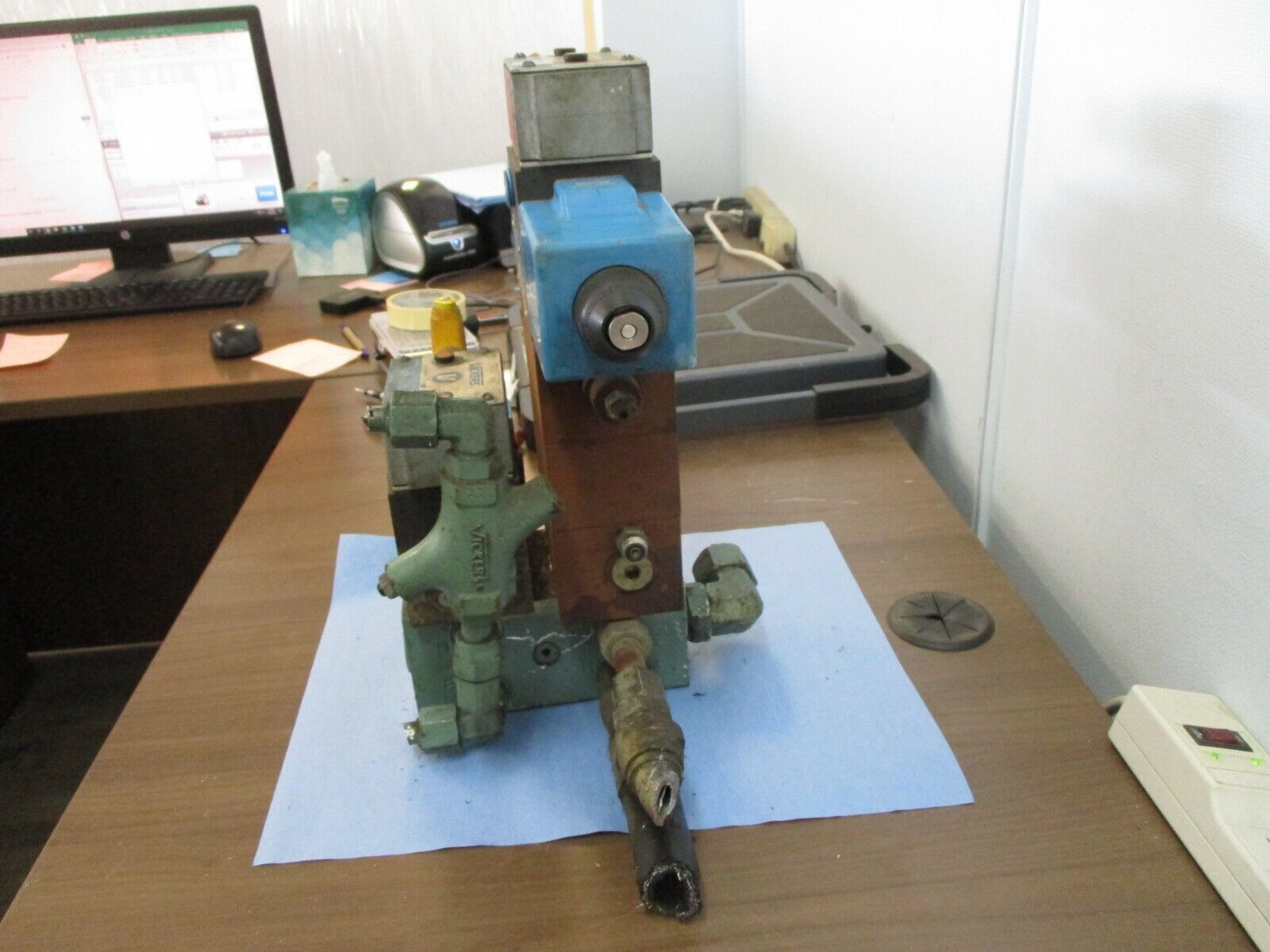 Vickers Pilot Valve Assembly PA5DG4S4LW-012C-H-60-S471 (2) Pilot Valves Used