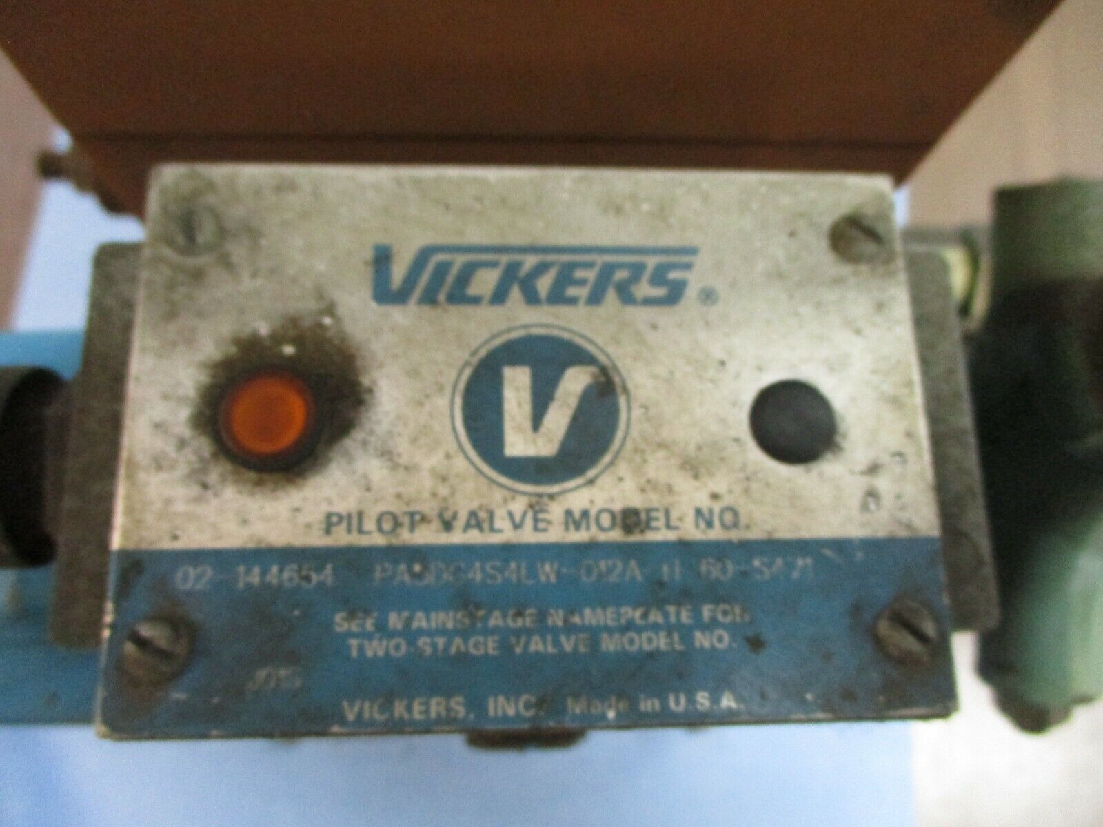 Vickers Pilot Valve Assembly PA5DG4S4LW-012C-H-60-S471 (2) Pilot Valves Used