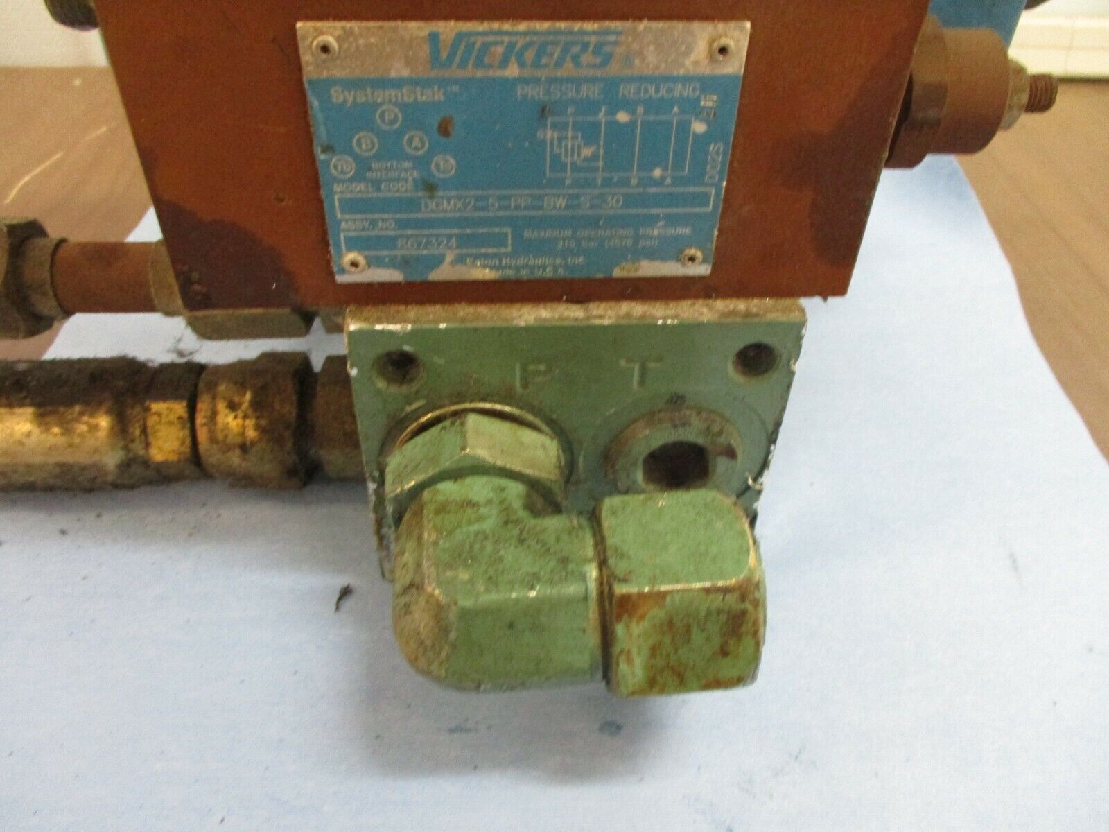 Vickers Pilot Valve Assembly PA5DG4S4LW-012C-H-60-S471 (2) Pilot Valves Used