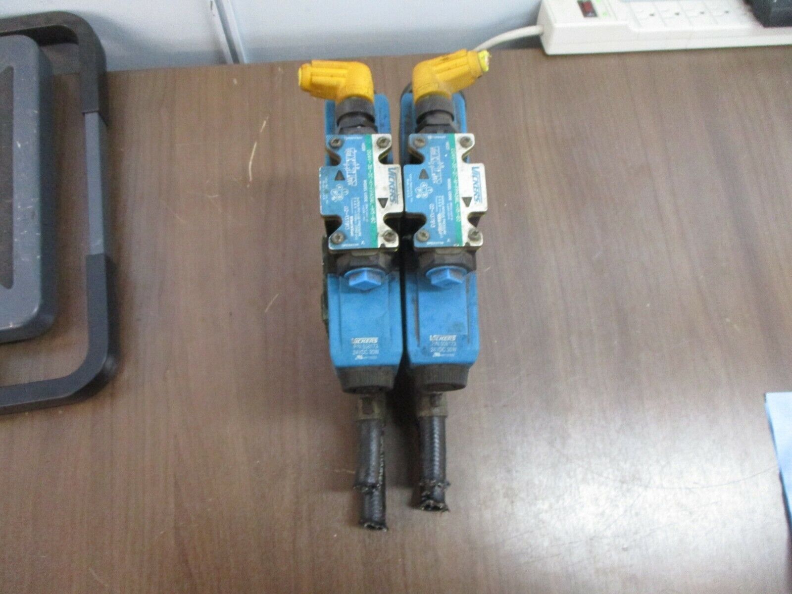 Vickers Control Valve Assembly DG4V-3S-2C-M-FPA5WL-H5-60 (2) Control Valves Used