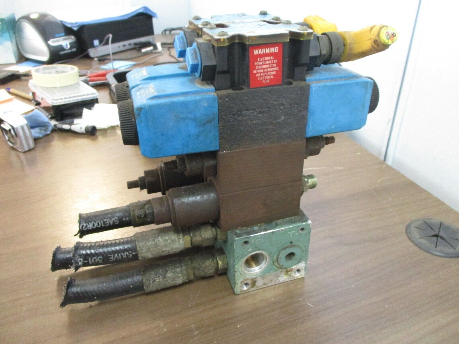 Vickers Control Valve Assembly DG4V-3S-2C-M-FPA5WL-H5-60 (2) Control Valves Used