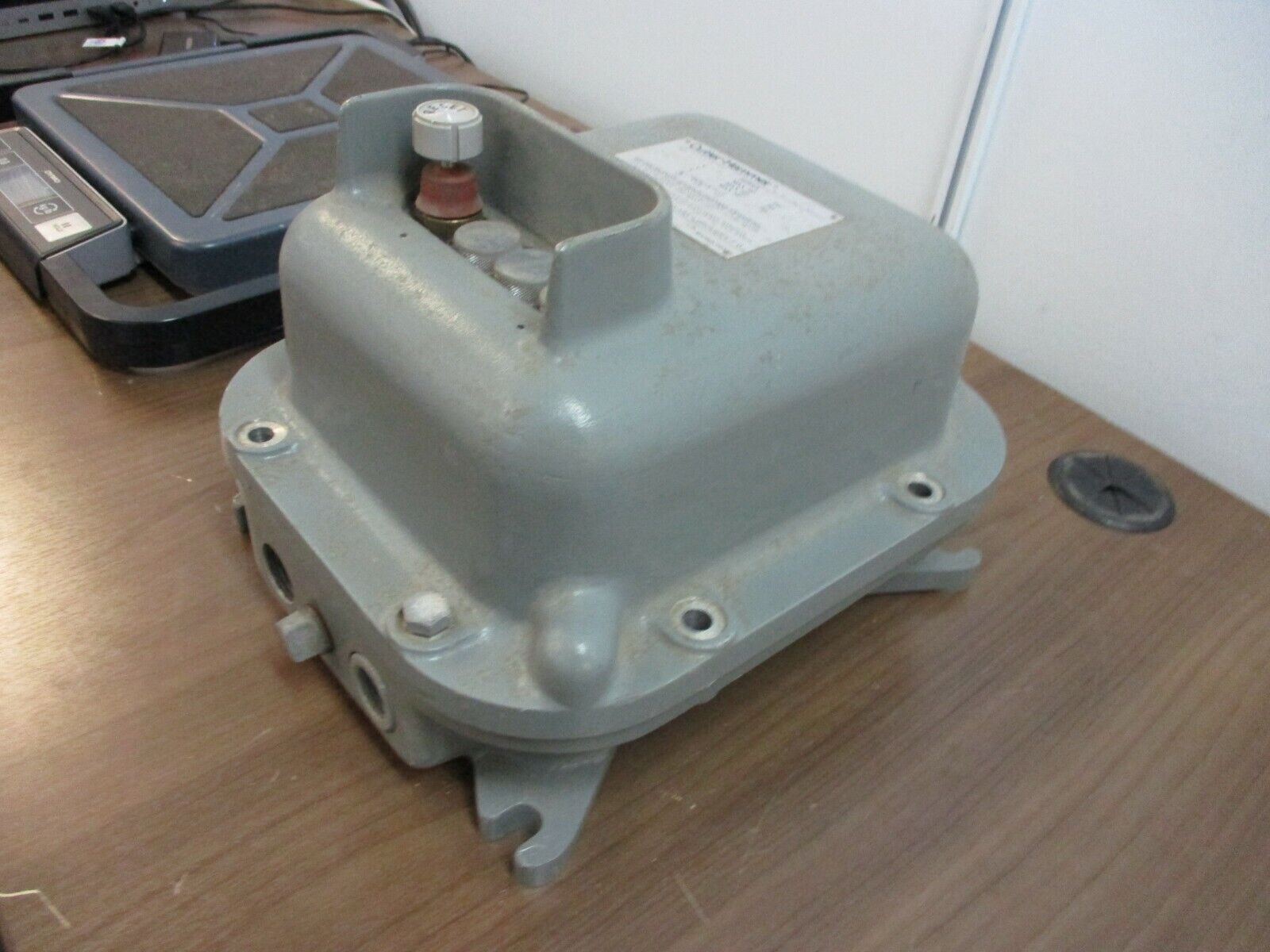 Cutler-Hammer Explosion Proof Enclosed Starter A10BE0 Ser. A1 5HP 575V 3Ph Used
