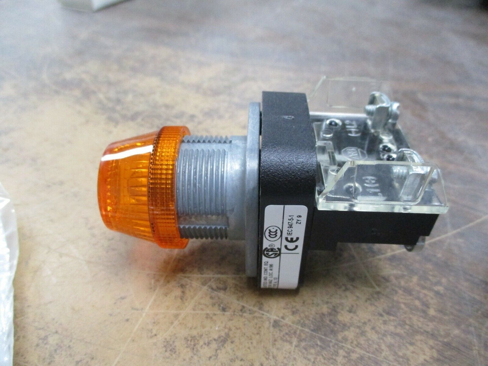 Allen-Bradley 800T Pilot Light 800T-QH24A 24V Amber *Missing Gasket* New Surplus