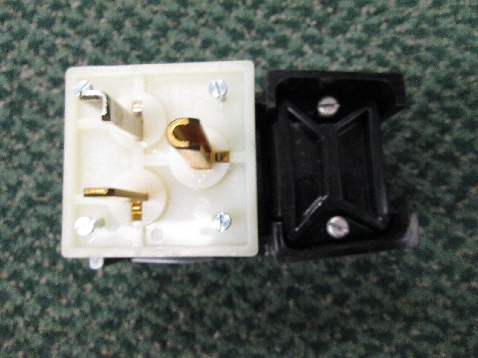 Hubbell Angle Plug 9309 30 A 125 V 2 Pole 3 Wire