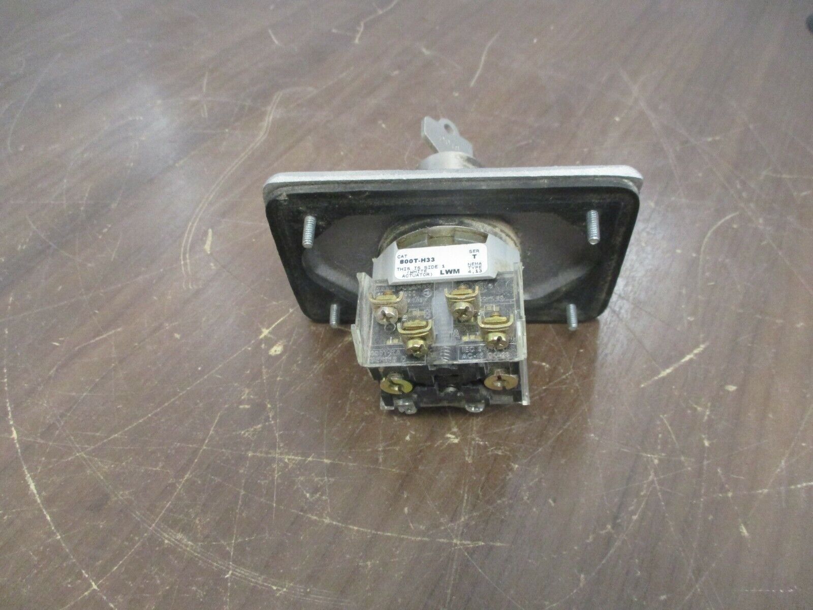 Allen-Bradley Cylinder Lock Selector Switch 800T-H33 Ser T Type 4,13 New Surplus