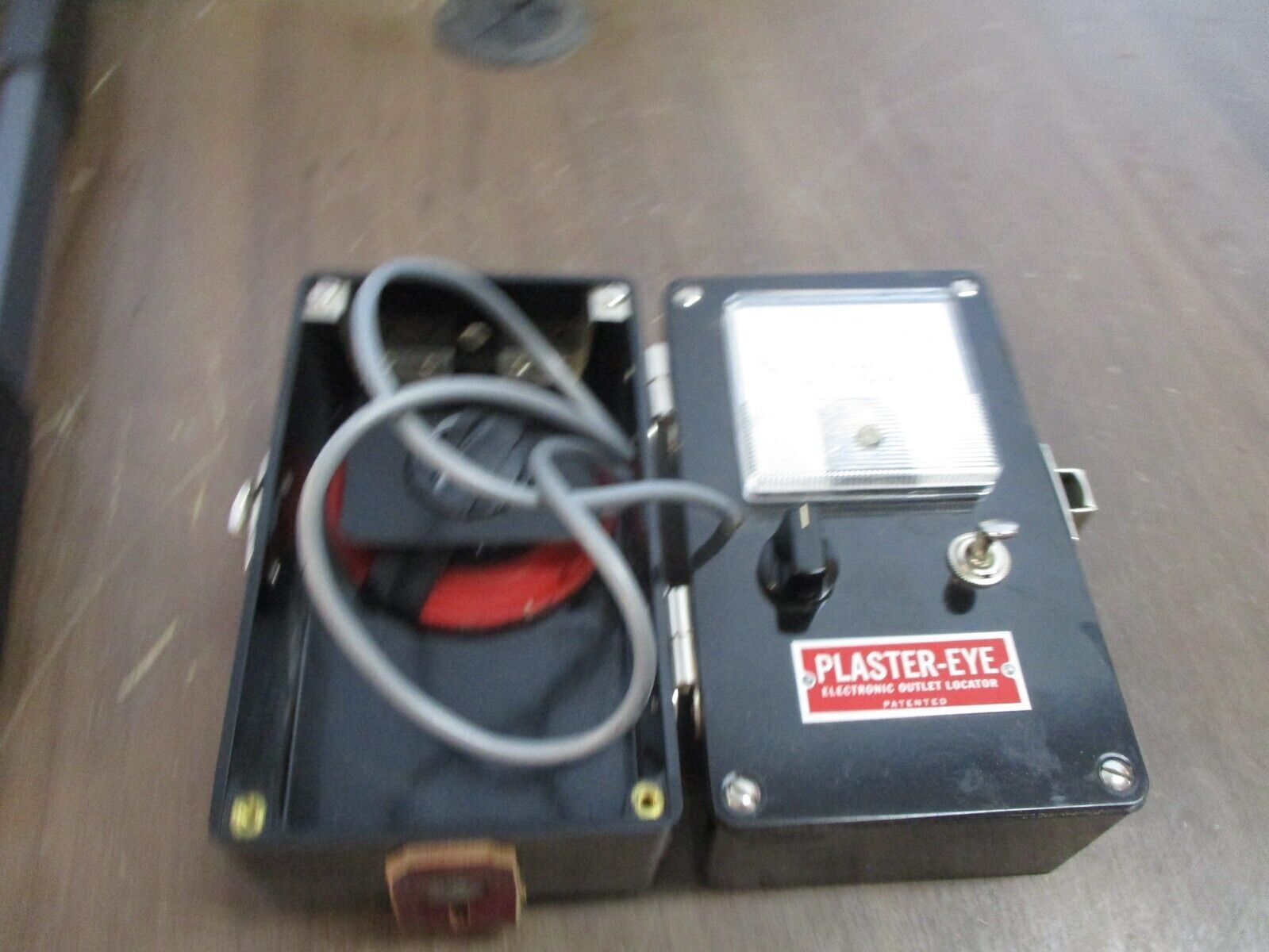 Jewell Electrical Plaster-Eye Electronic Outlet Locator 72T *Cracked Case* Used