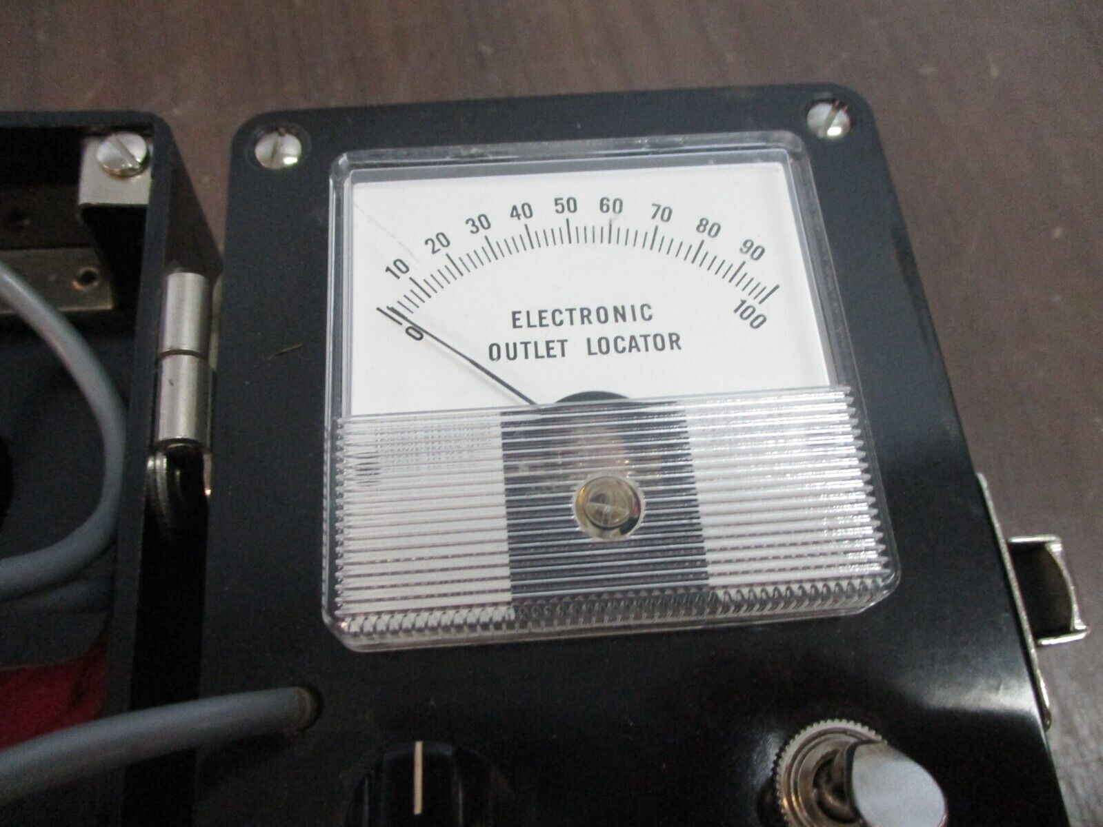 Jewell Electrical Plaster-Eye Electronic Outlet Locator 72T *Cracked Case* Used