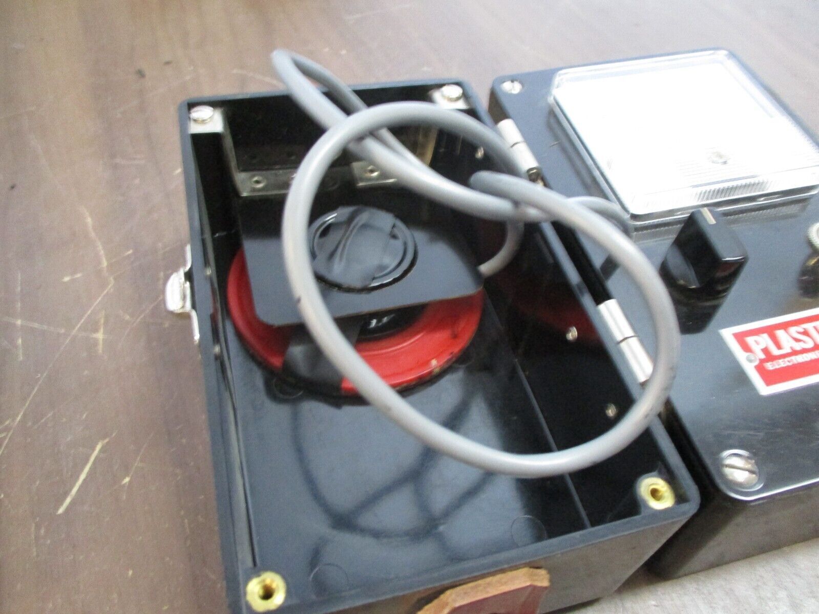 Jewell Electrical Plaster-Eye Electronic Outlet Locator 72T *Cracked Case* Used