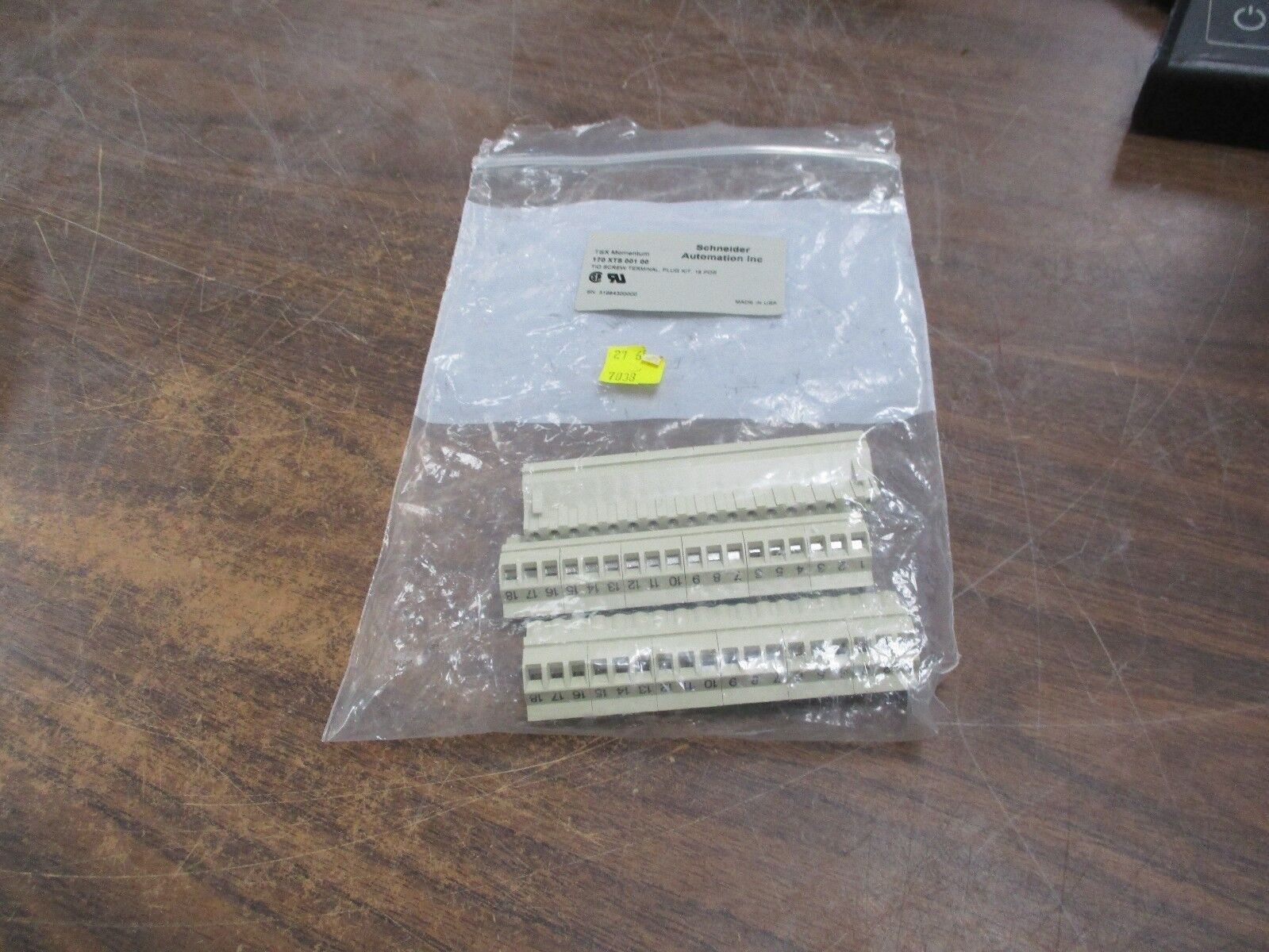 Schneider TSX Momentum TIO Screw Terminal Plug Kit 170 XTS 001 00 18-Position