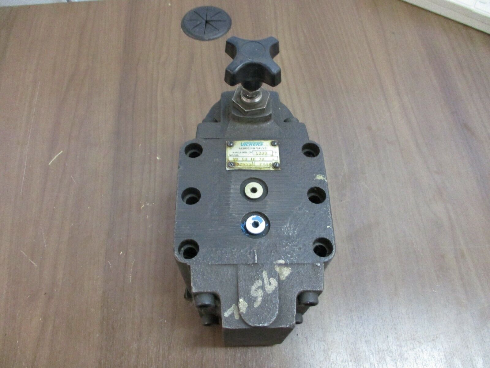 Vickers Reducing Valve XG 10 1F 30 1000 PSI Max Used