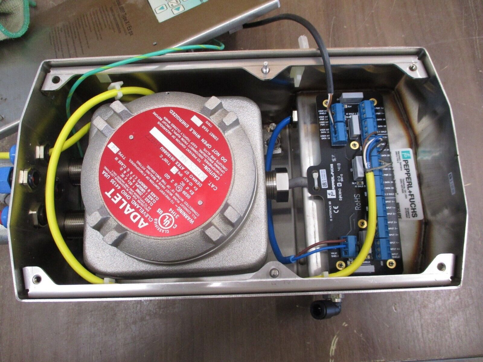 PepperL + Fuchs Purging System Control Unit Model 6000 Type X / Ex px Used